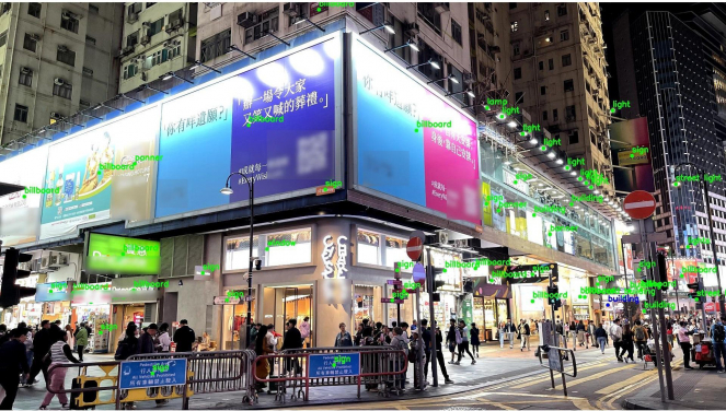 AI分析光污染源例子。利用深度學習，AI算法能夠將物體與背景區分開來，從而識別出發光物體（標記為綠色）。團隊分析香港各地的大量照片，戶外燈光指數反映了光污染狀況。圖片提供：港大香港光污染研究項目小組